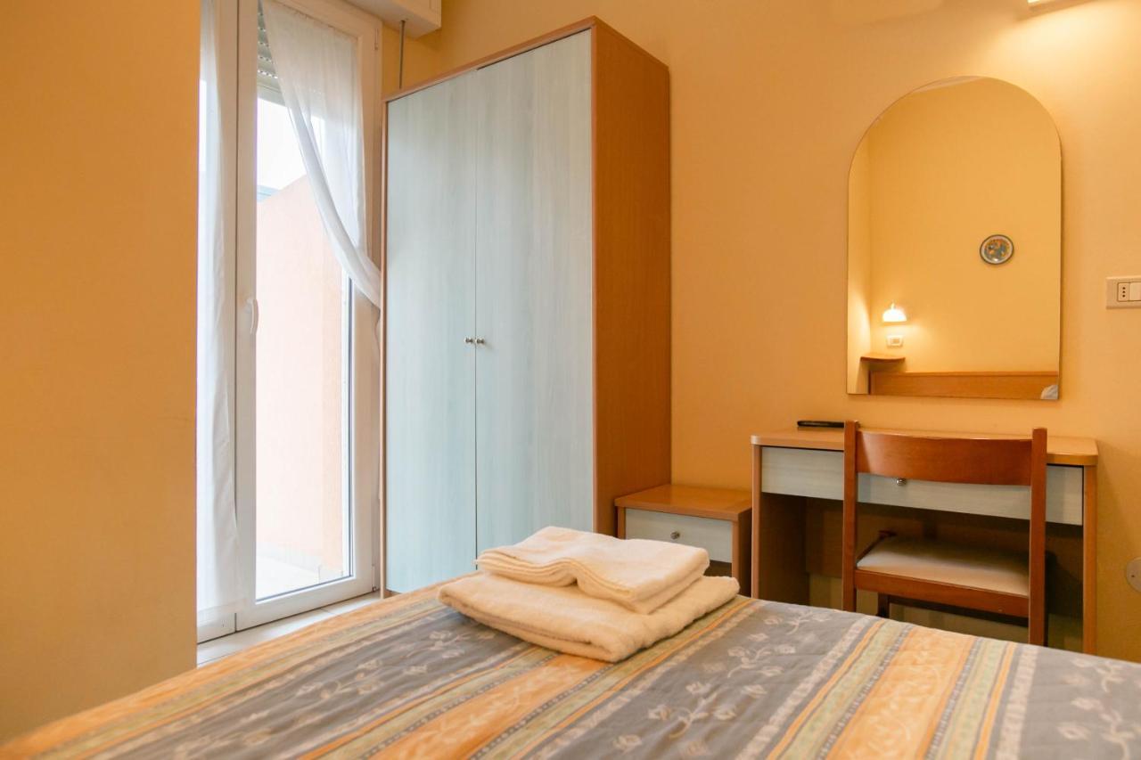 Hotel Valparaiso Ріміні Екстер'єр фото