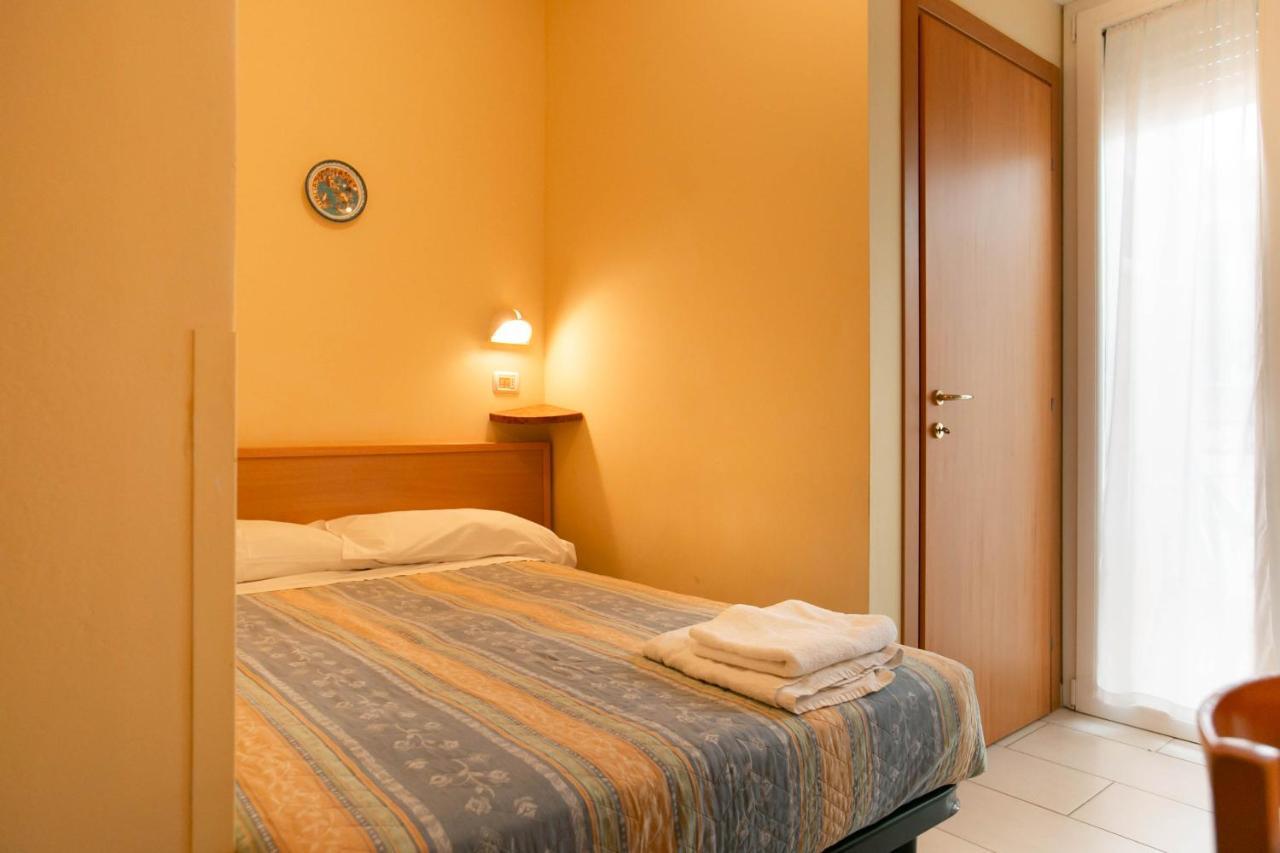 Hotel Valparaiso Ріміні Екстер'єр фото