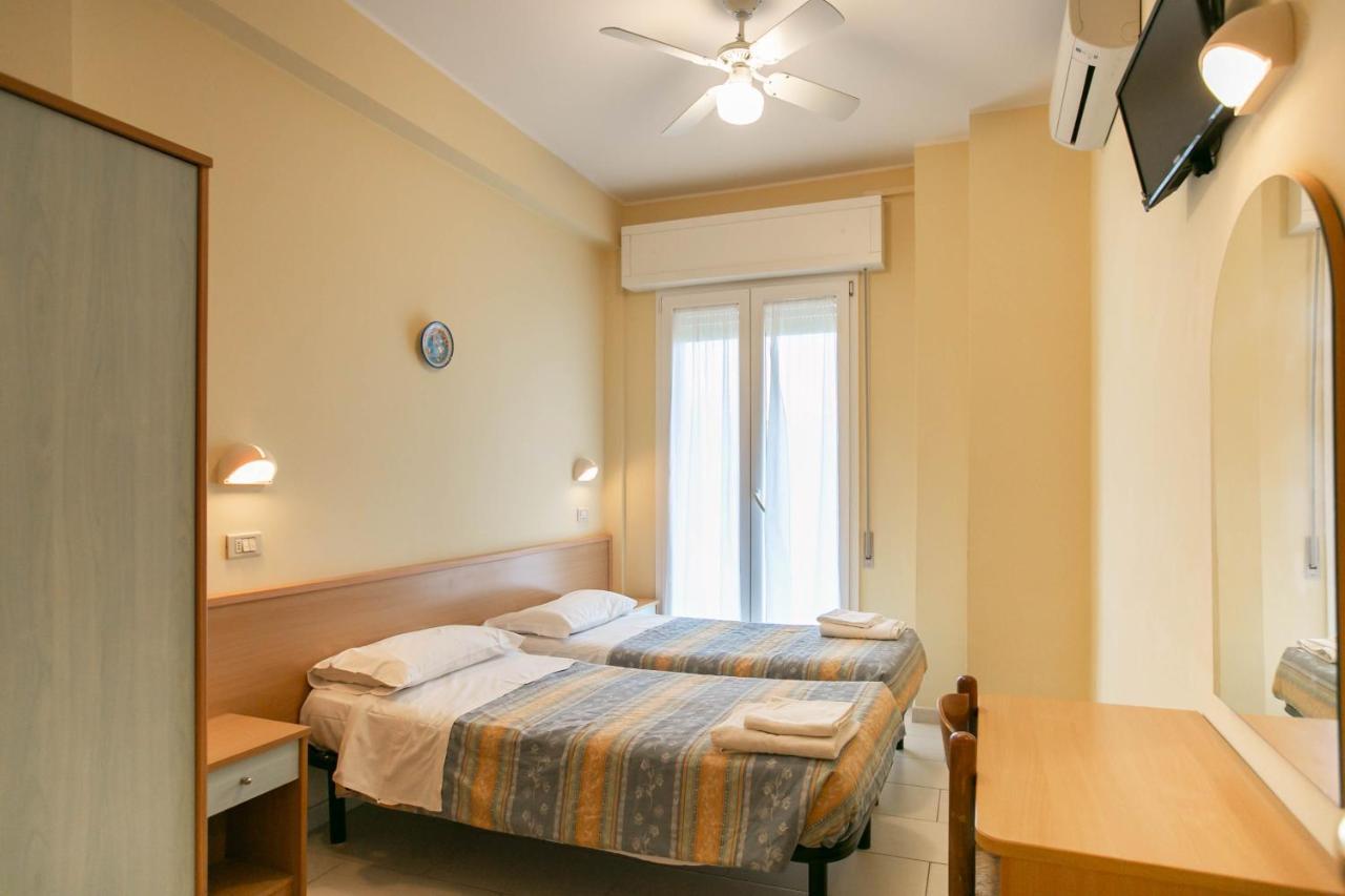 Hotel Valparaiso Ріміні Екстер'єр фото