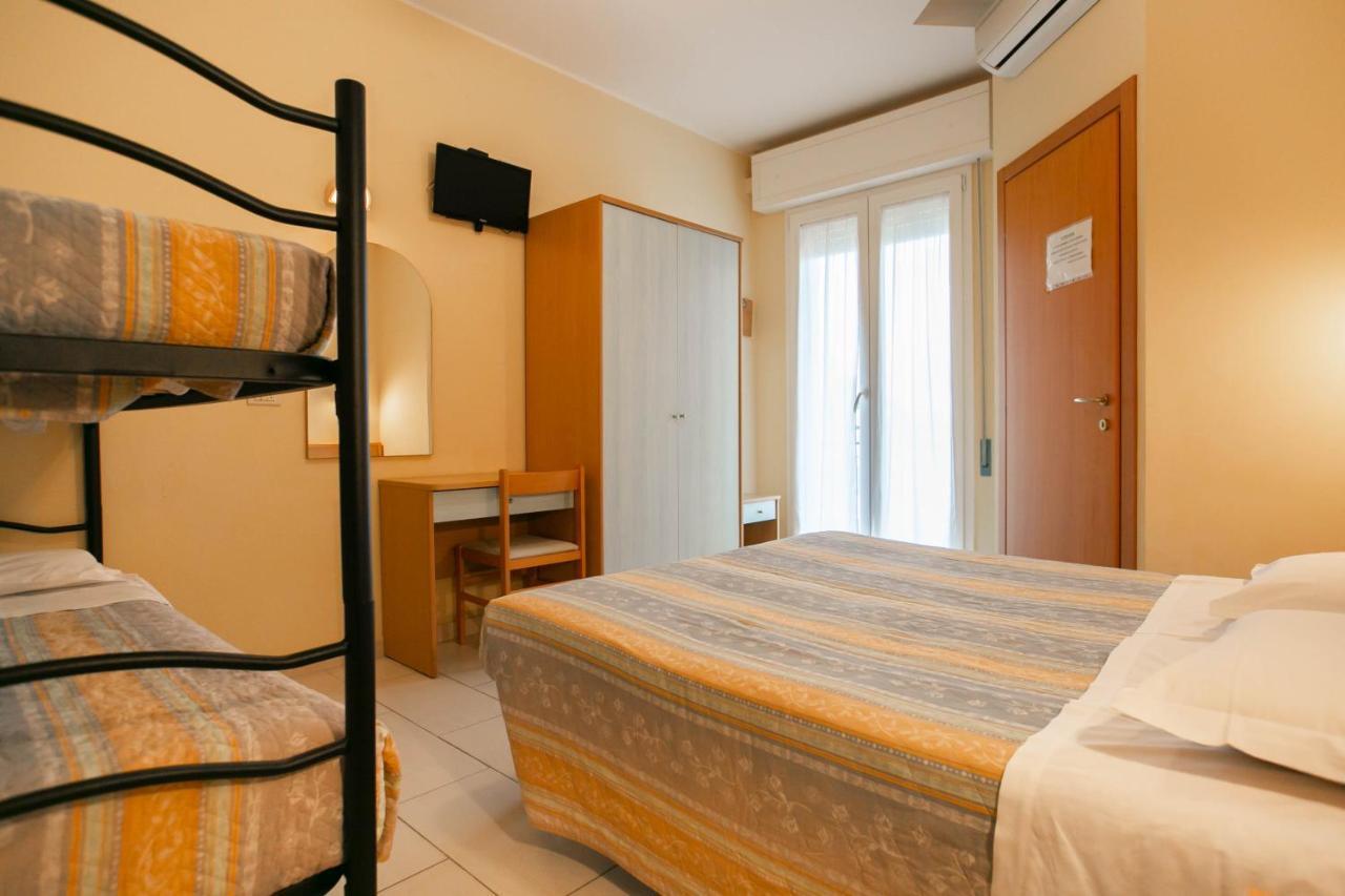 Hotel Valparaiso Ріміні Екстер'єр фото