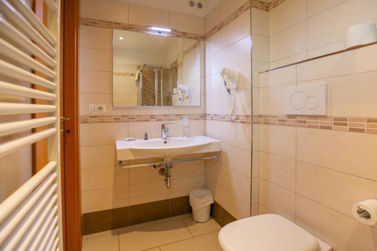 Hotel Valparaiso Ріміні Екстер'єр фото