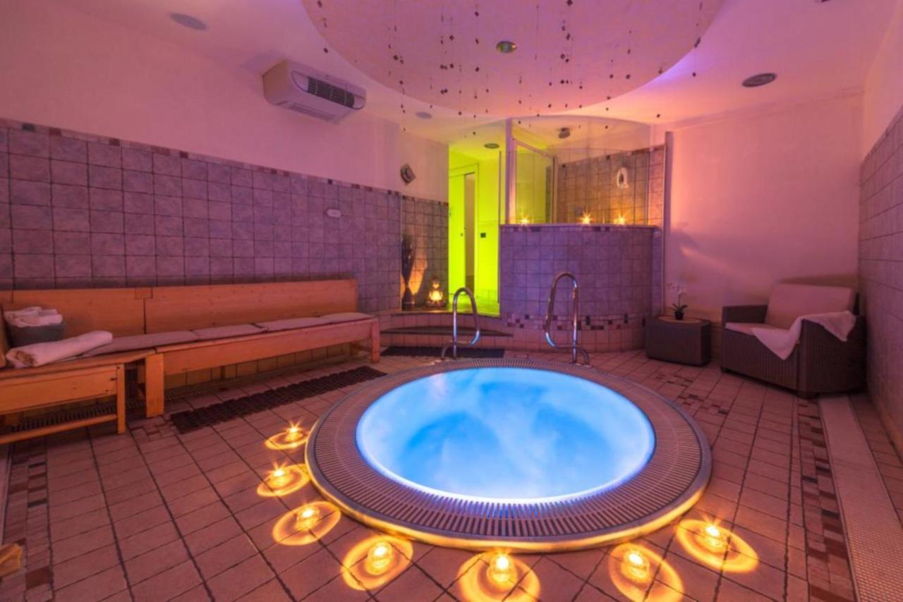 Hotel Valparaiso Ріміні Екстер'єр фото