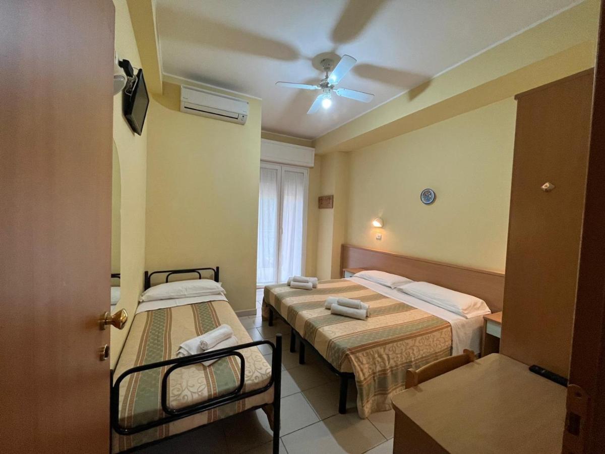 Hotel Valparaiso Ріміні Екстер'єр фото