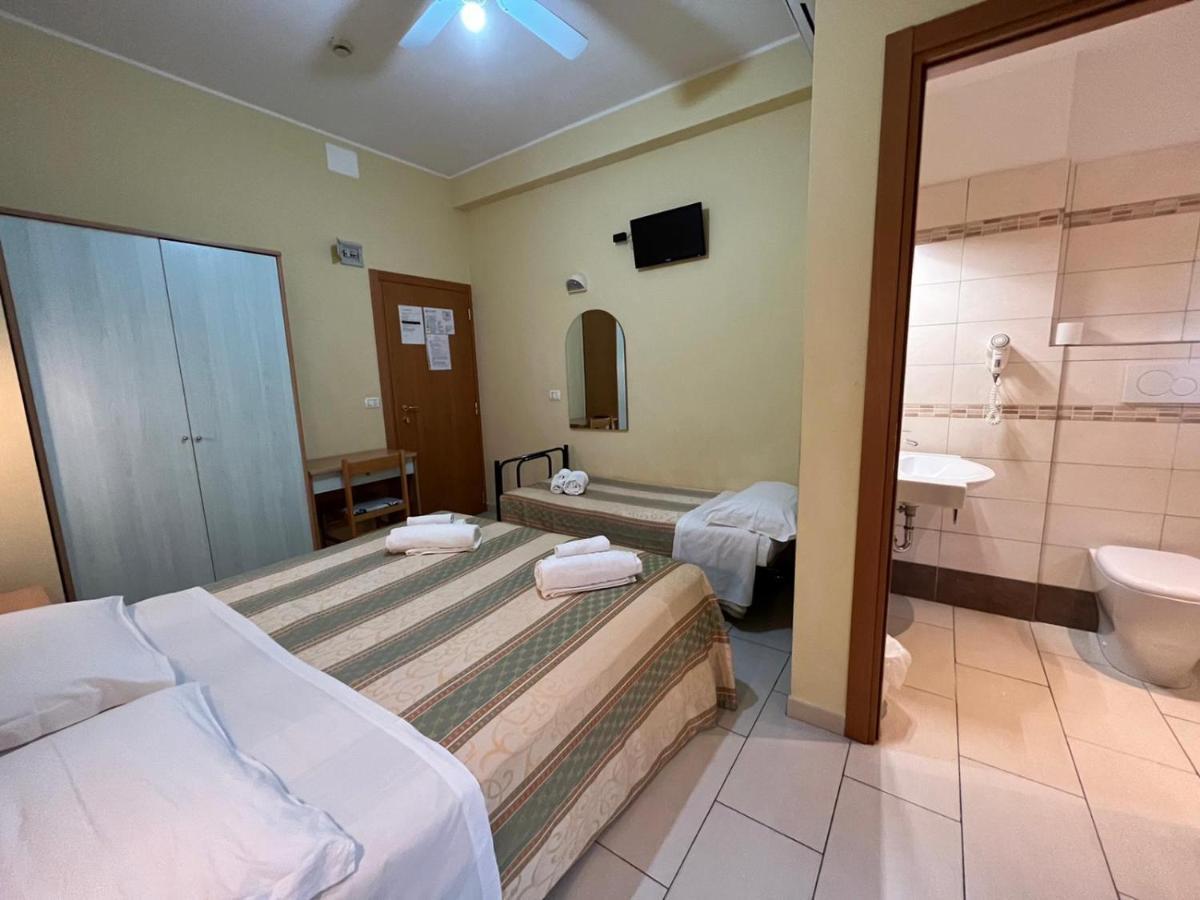 Hotel Valparaiso Ріміні Екстер'єр фото