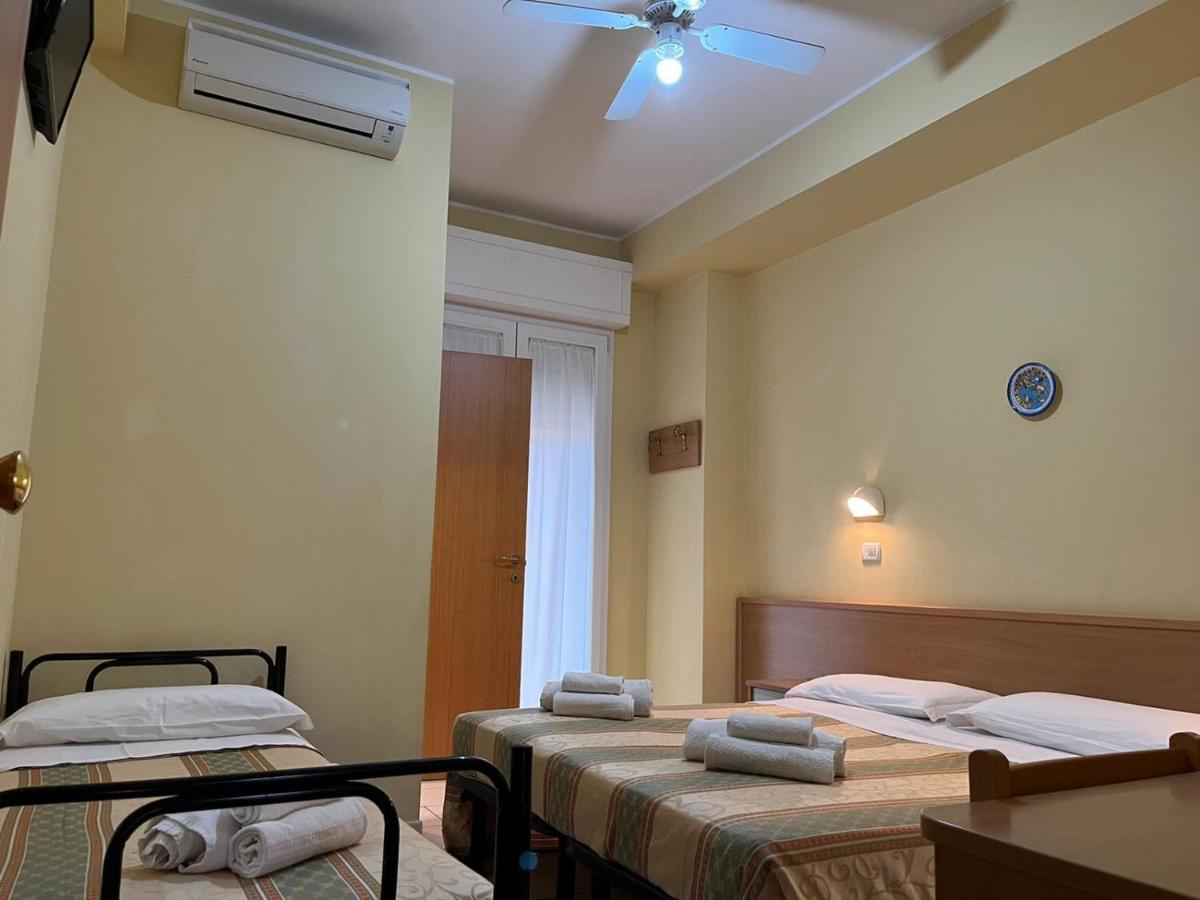 Hotel Valparaiso Ріміні Екстер'єр фото