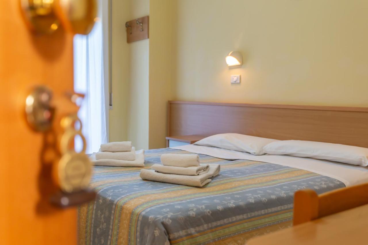Hotel Valparaiso Ріміні Екстер'єр фото