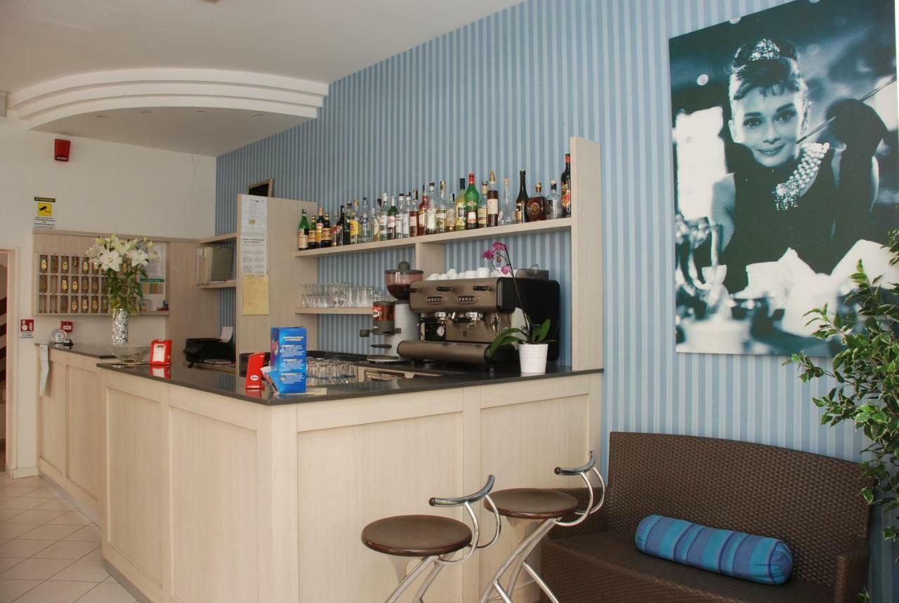 Hotel Valparaiso Ріміні Екстер'єр фото